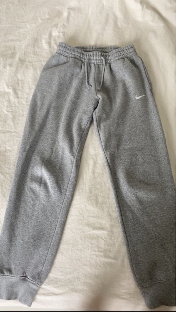szare dresy nike