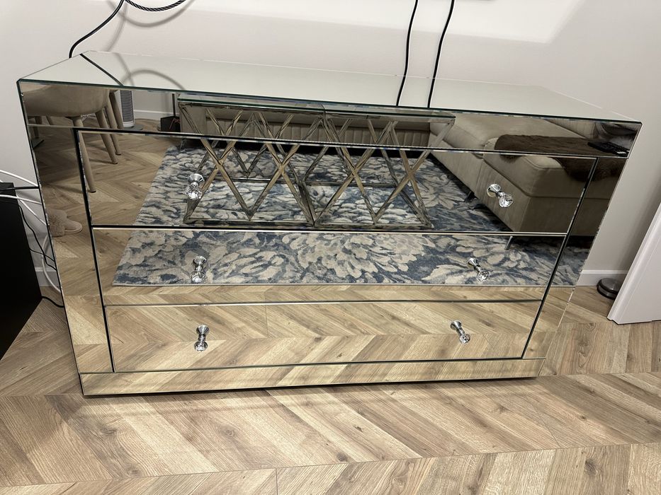 Komoda lustrzana z krysztalowymi uchwytami