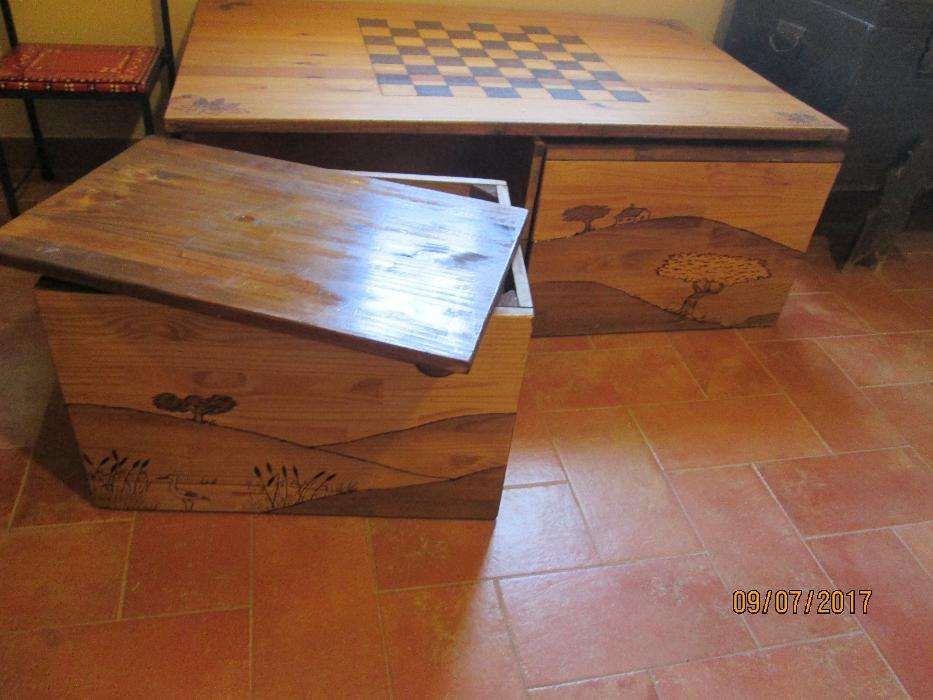 Mesa de jogo para sala, em pinho piro-gravada e 4 bancos