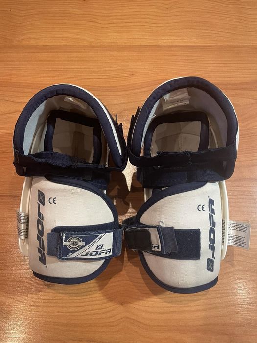 Продам хоккейные щитки, нагрудники и краги.