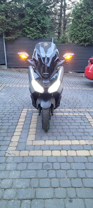 Honda FORZA 350 z minimalnym przebiegiem z kufrem centralnym GIVI 45L