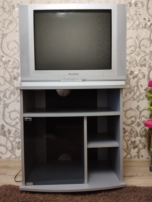 Продається тумба і телевізор разом.