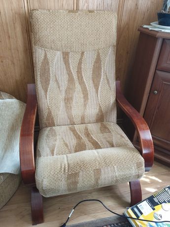 Fotel na drewnianych płozach - siedzisko wymaga naprawy