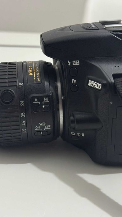 Nikon D5500 + Lente 18-55 mm VR II + Carregador – Excelente Estado