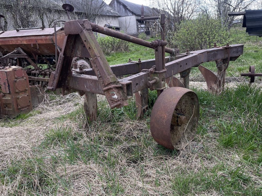 Фреза ,плуги чотирьох корпусні, трьох копусні