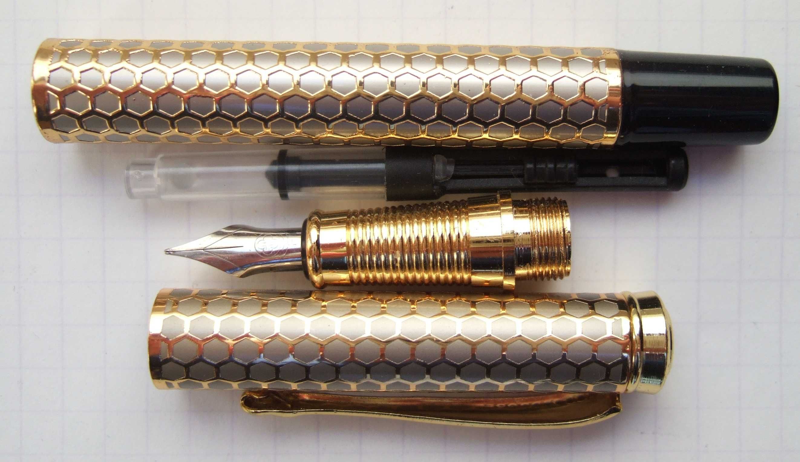 Перова ручка в металевому корпусі з оздобленням позолотою