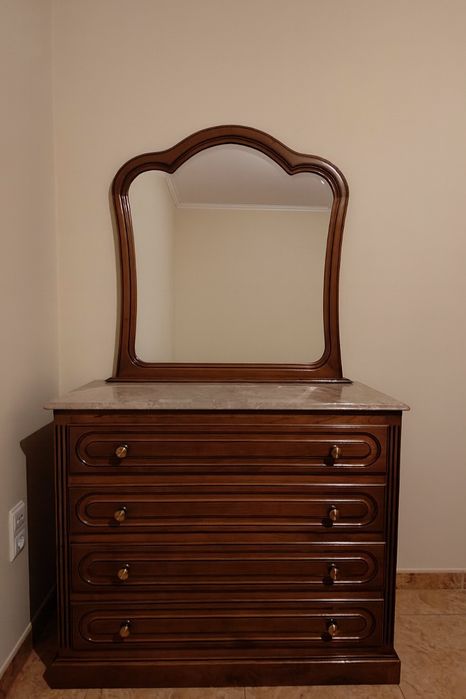 Cómoda de madeira com espelho