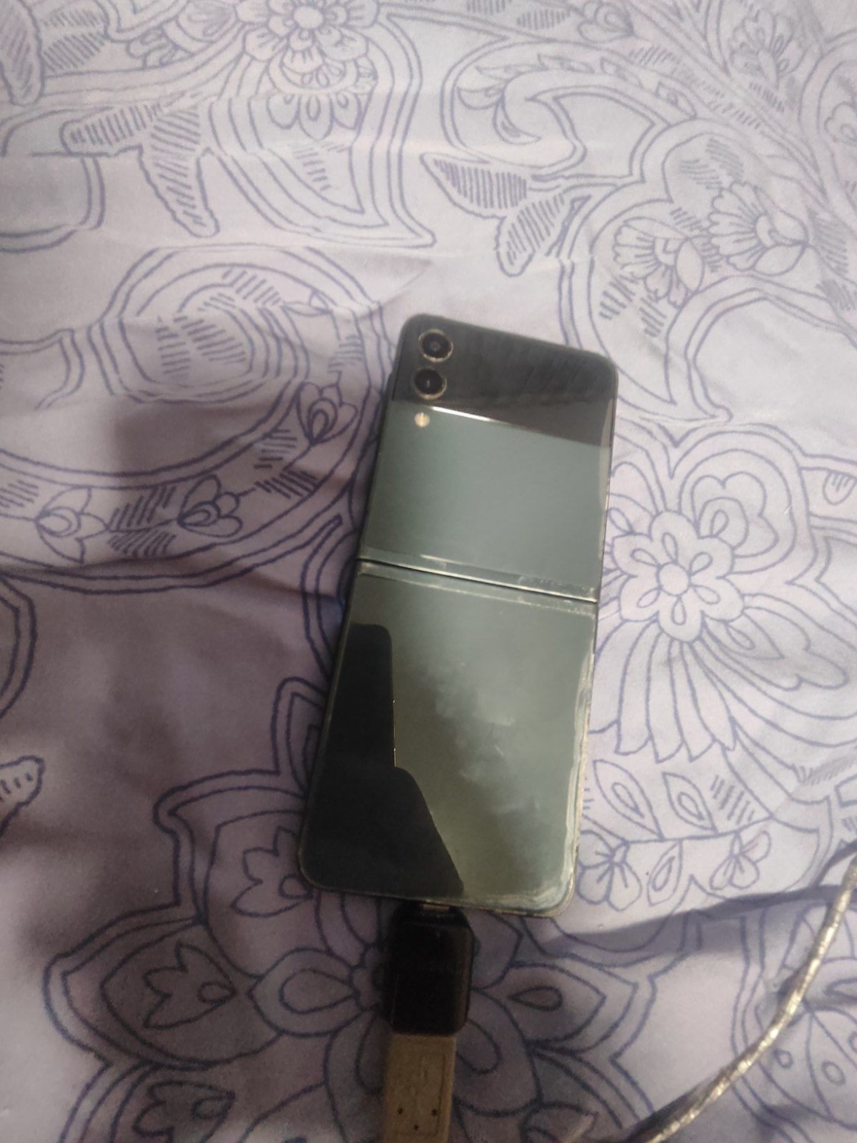 Samsung Galaxy Flip 3 F711 битий