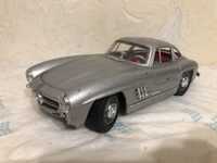 Model Bburago Mercedes 300sl 1/18.