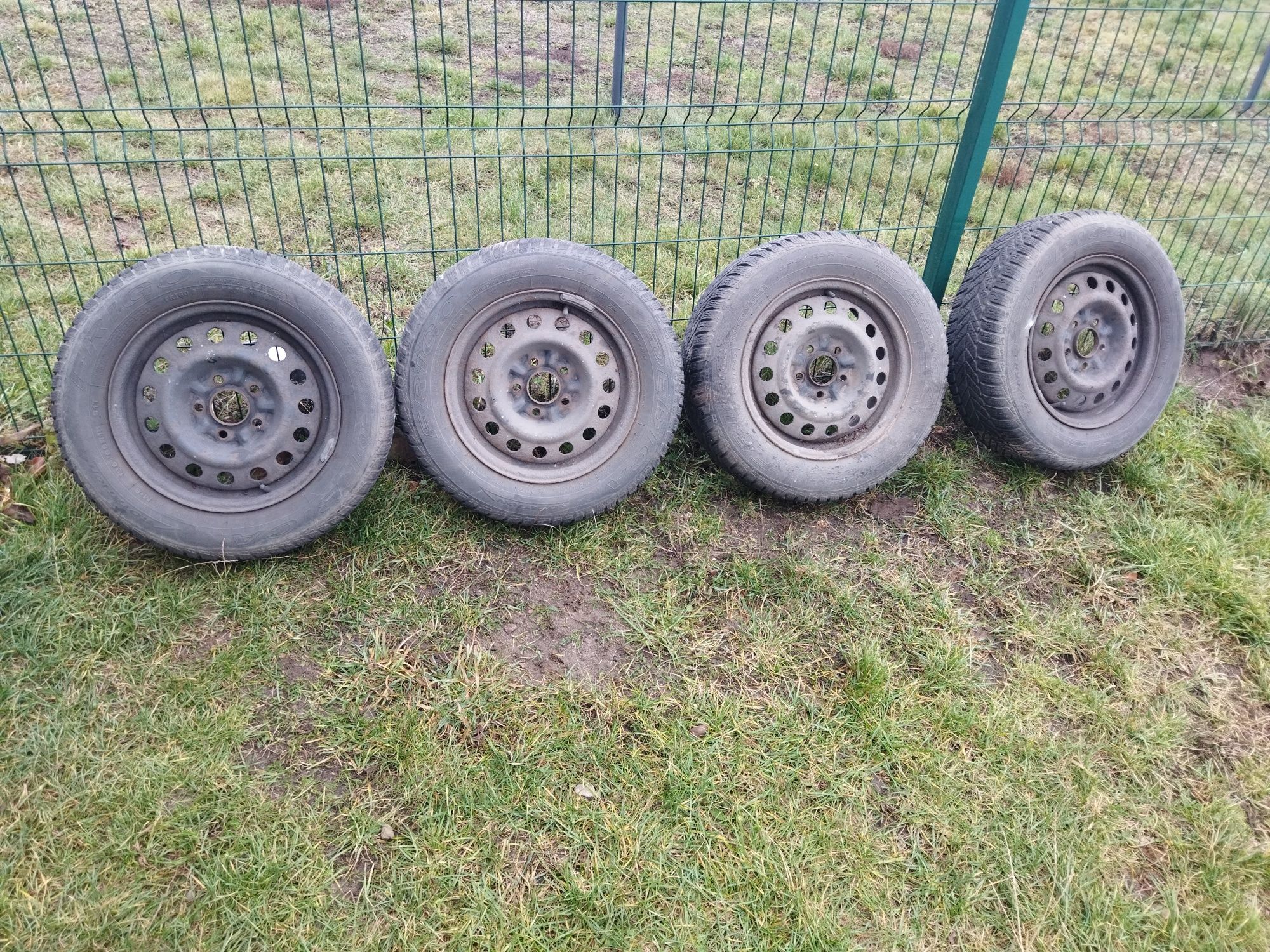 Sprzedam felgi stalowe z oponami