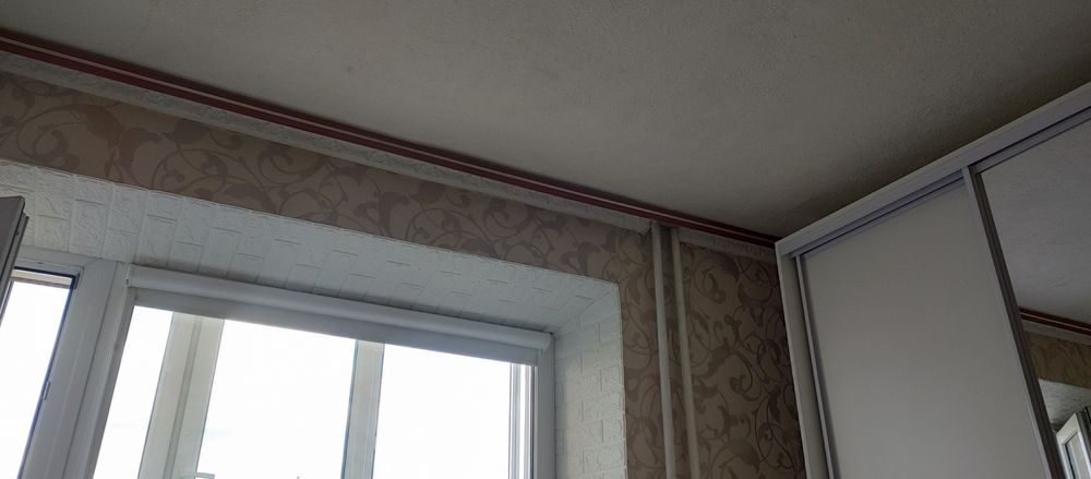 Продам потолочний карниз