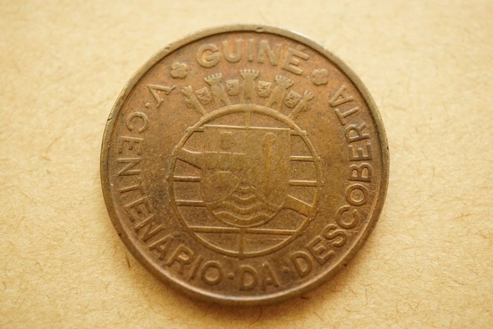 Moeda 1 escudo da Guiné-Bissau 500 anos aniv. descoberta, 1946