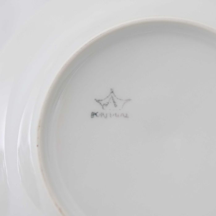 Prato com decoração Imari em porcelana portuguesa
