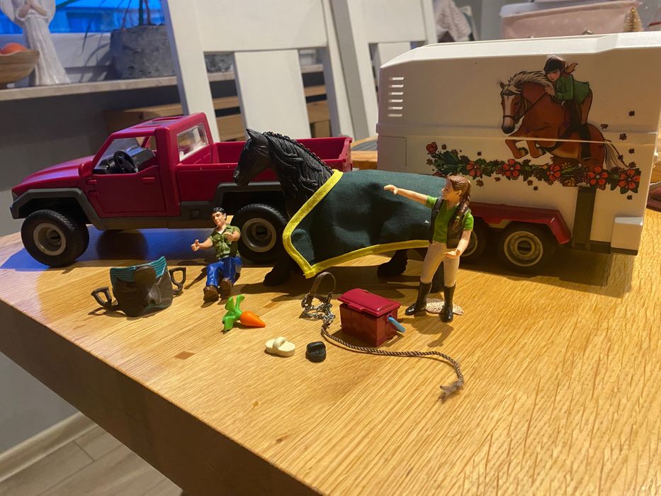 42346 Pickup z przyczepą dla konia Schleich