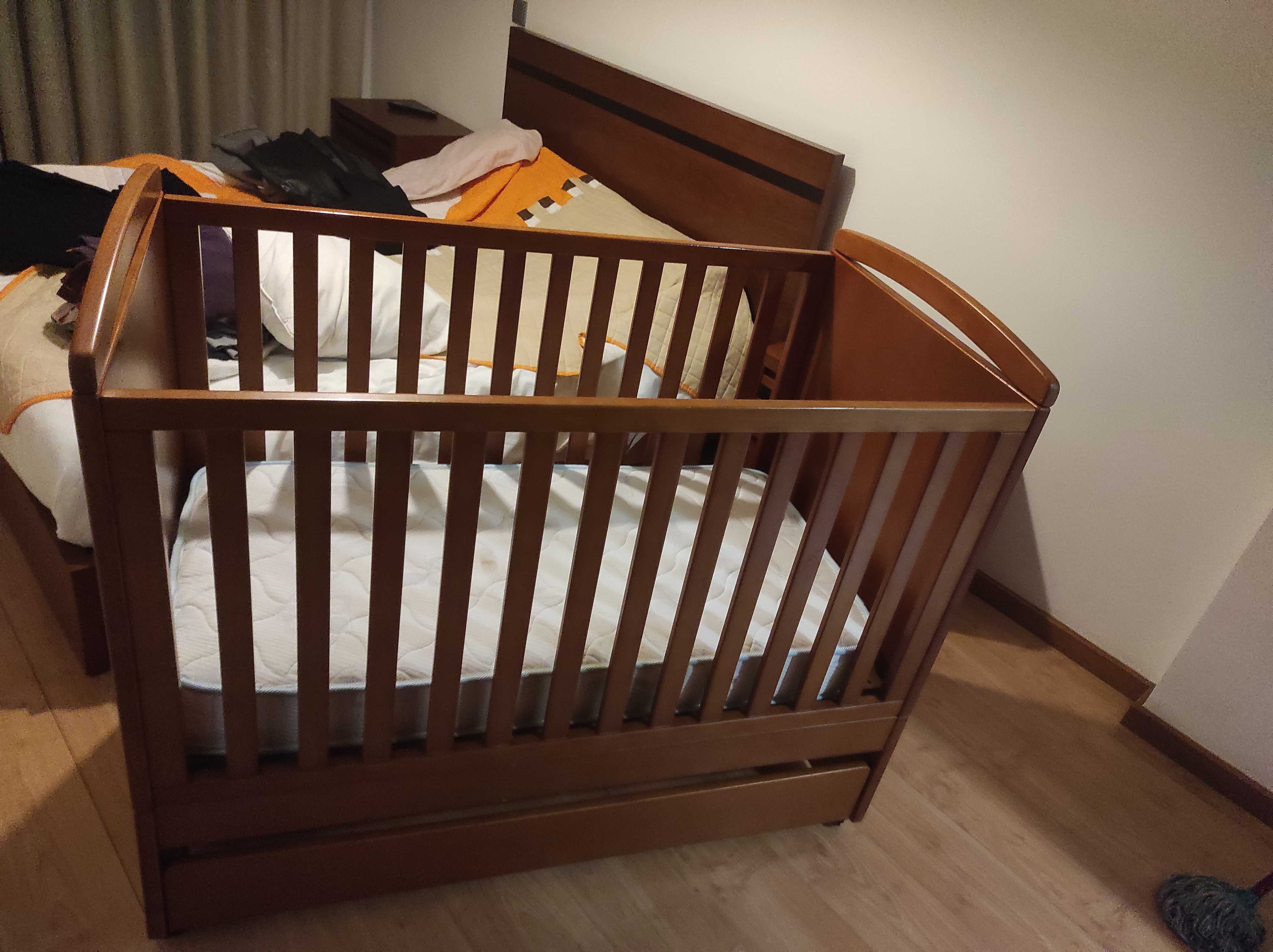 Cama  de  bebê em bom estado com colchão