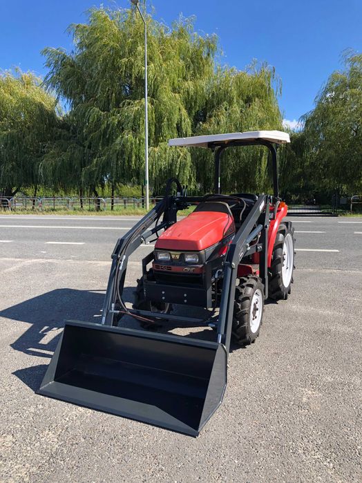 Traktorek Mitsubishi MT200 z ładowaczem czołowym 20KM 4x4