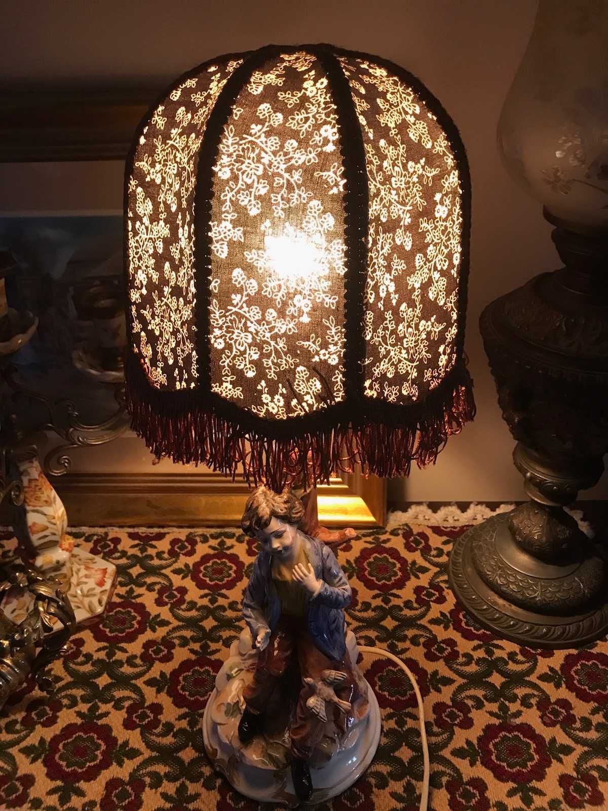 Lampka elektryczna - porcelanowa figura