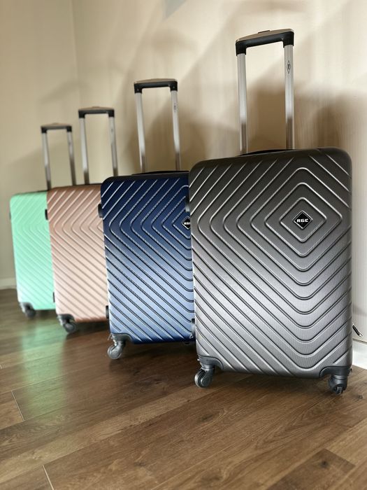 Nowa walizka srednia L/ bagaz do 20 kg/ walizki