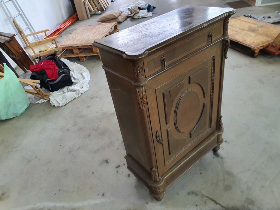 Móvel antigo em madeira