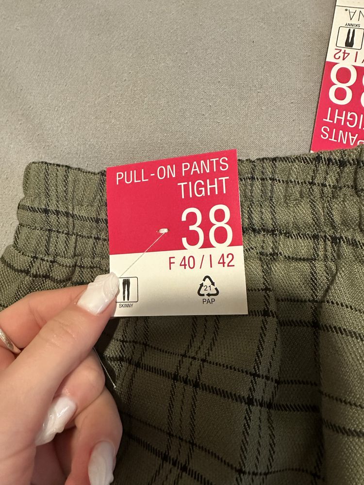 Calça cáqui em cela de verão novo