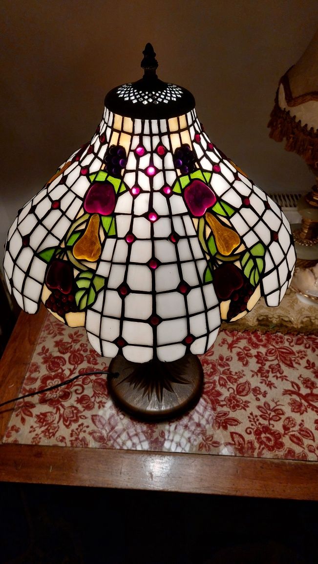Lampa stołowa z witrazowym abażurem