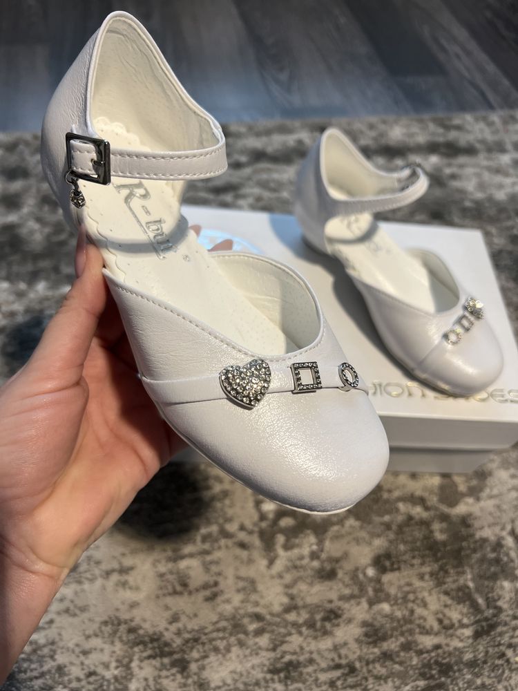 Białe buty komunijne dla dziewczynki