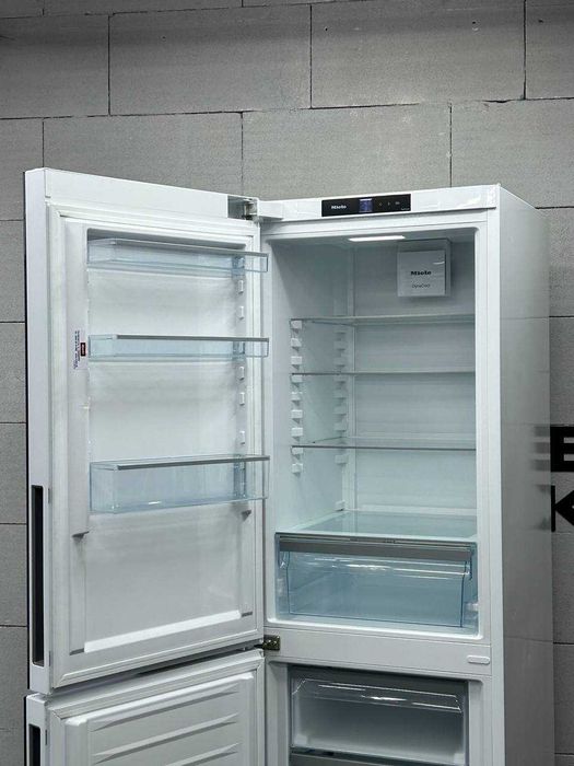 Скляний чорний холодильник Miele KFN4393 FD ws