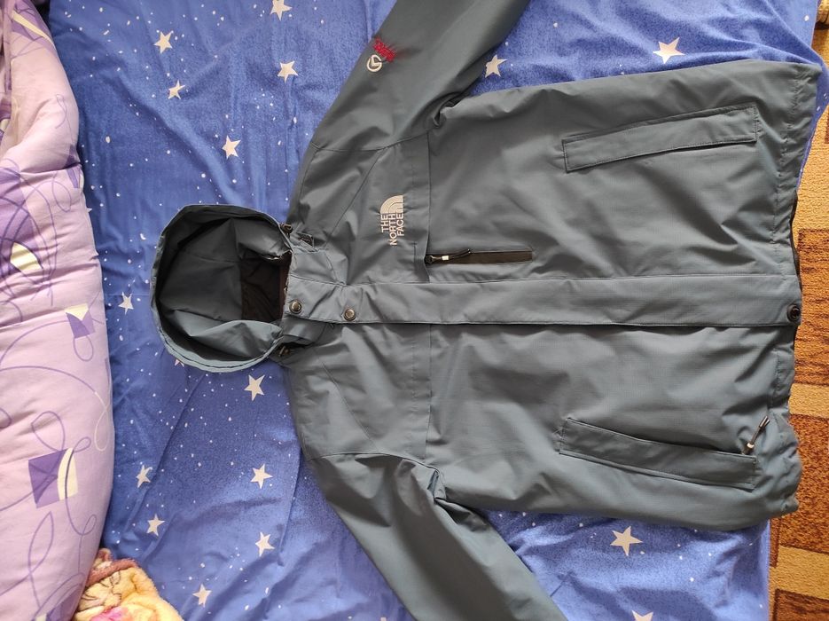 Курточка ,ветровка.