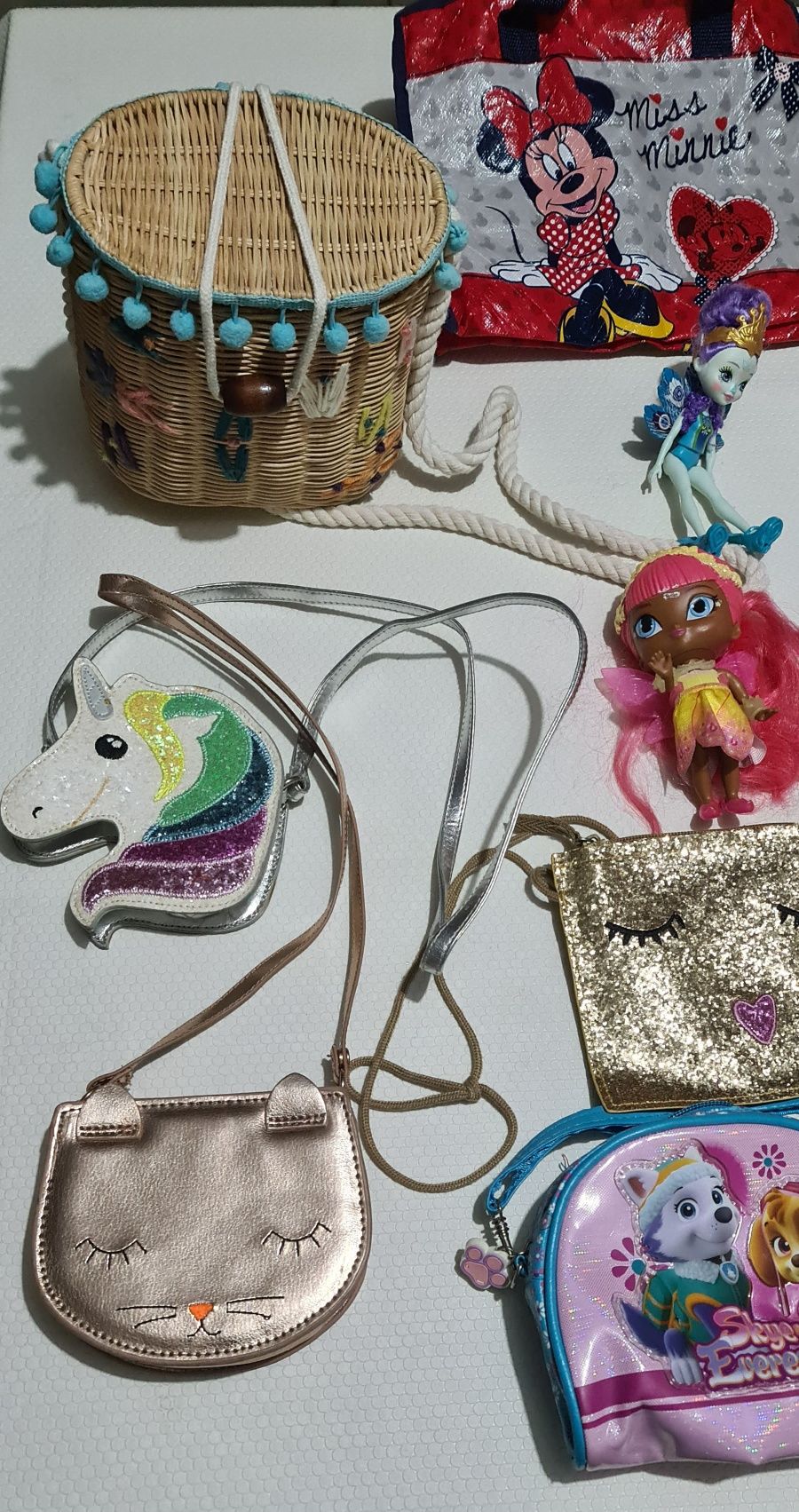 Conjunto para crianças.  Bonecas e carteiras.