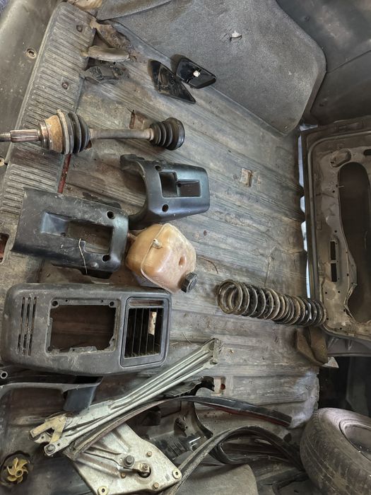 Продам задні пружини піввісь дверні карти на Ford escort orion mk4