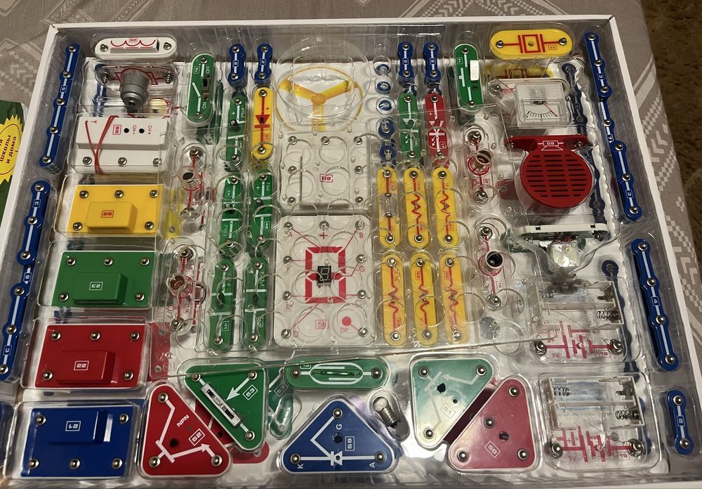 Электронный конструктор Знаток 999 схем