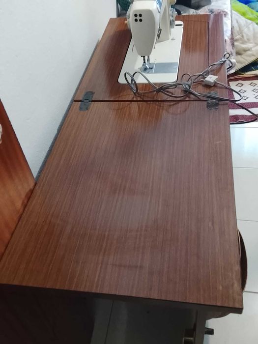 Máquina de costura adauta