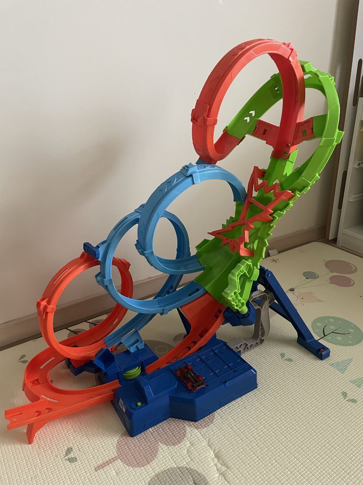 Tor HotWheels poczwórna petla