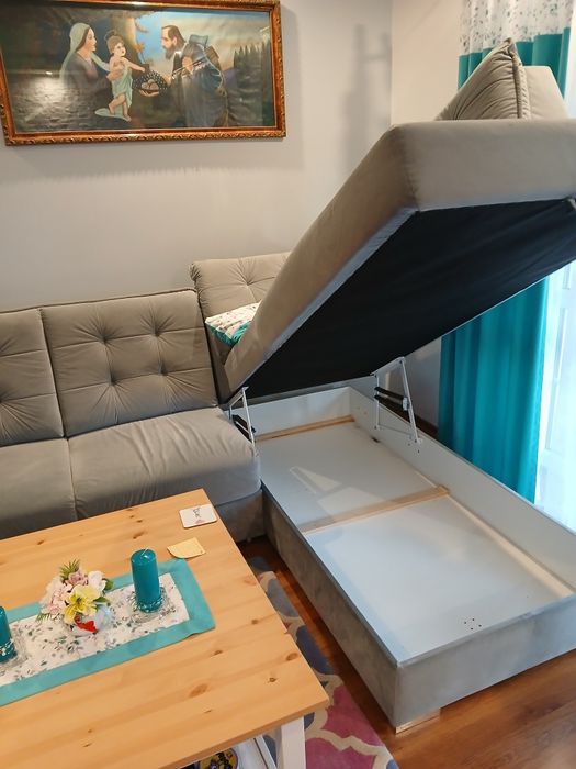 Narożnik do salonu z funkcją spania i pojemnikiem