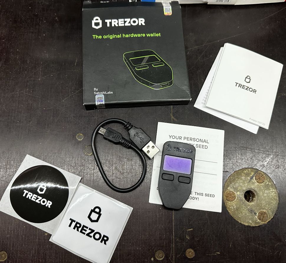 Апаратний криптокошелик Trezor One