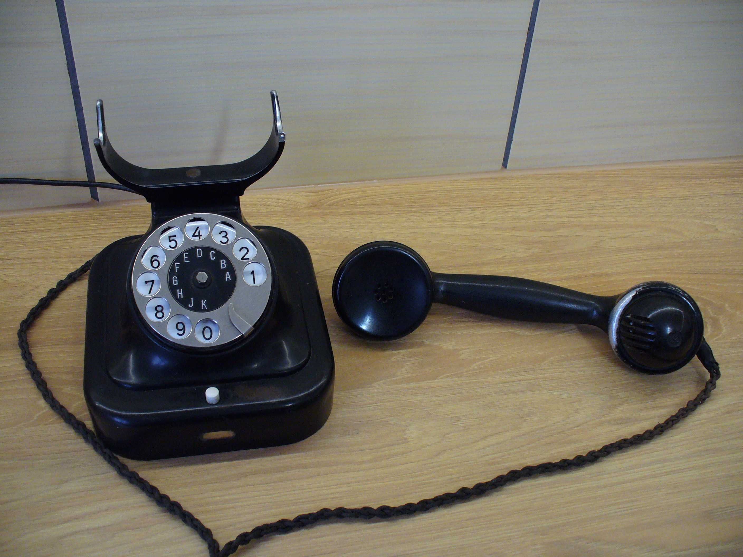 Stare telefony tarczowe.