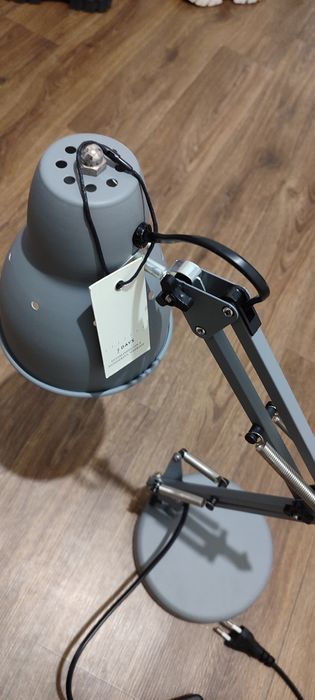 Настільна лампа нова