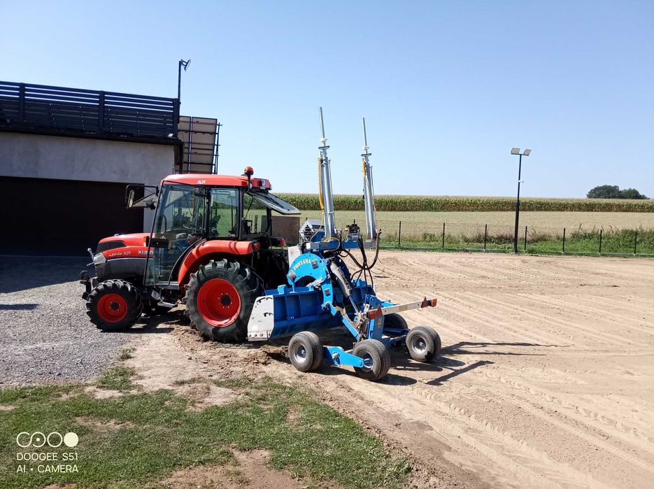 Niwelacja laserowa boisk ogrodów równanie terenu równiarka