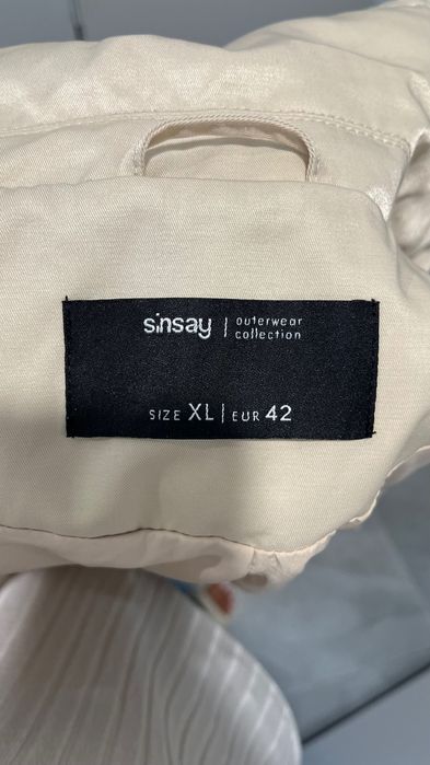 Jasny beżowy trencz Sinsay