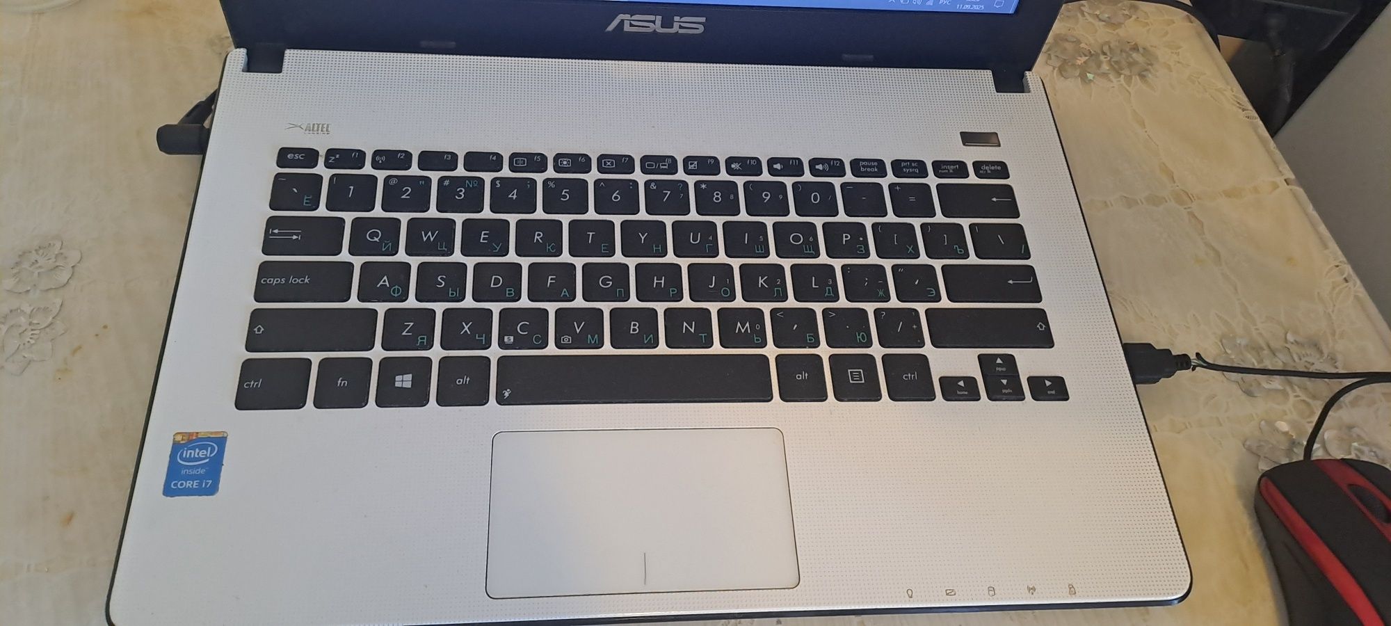 Intel core I7 3610QM, 8 GB ОЗУ, SSD 120 GB.