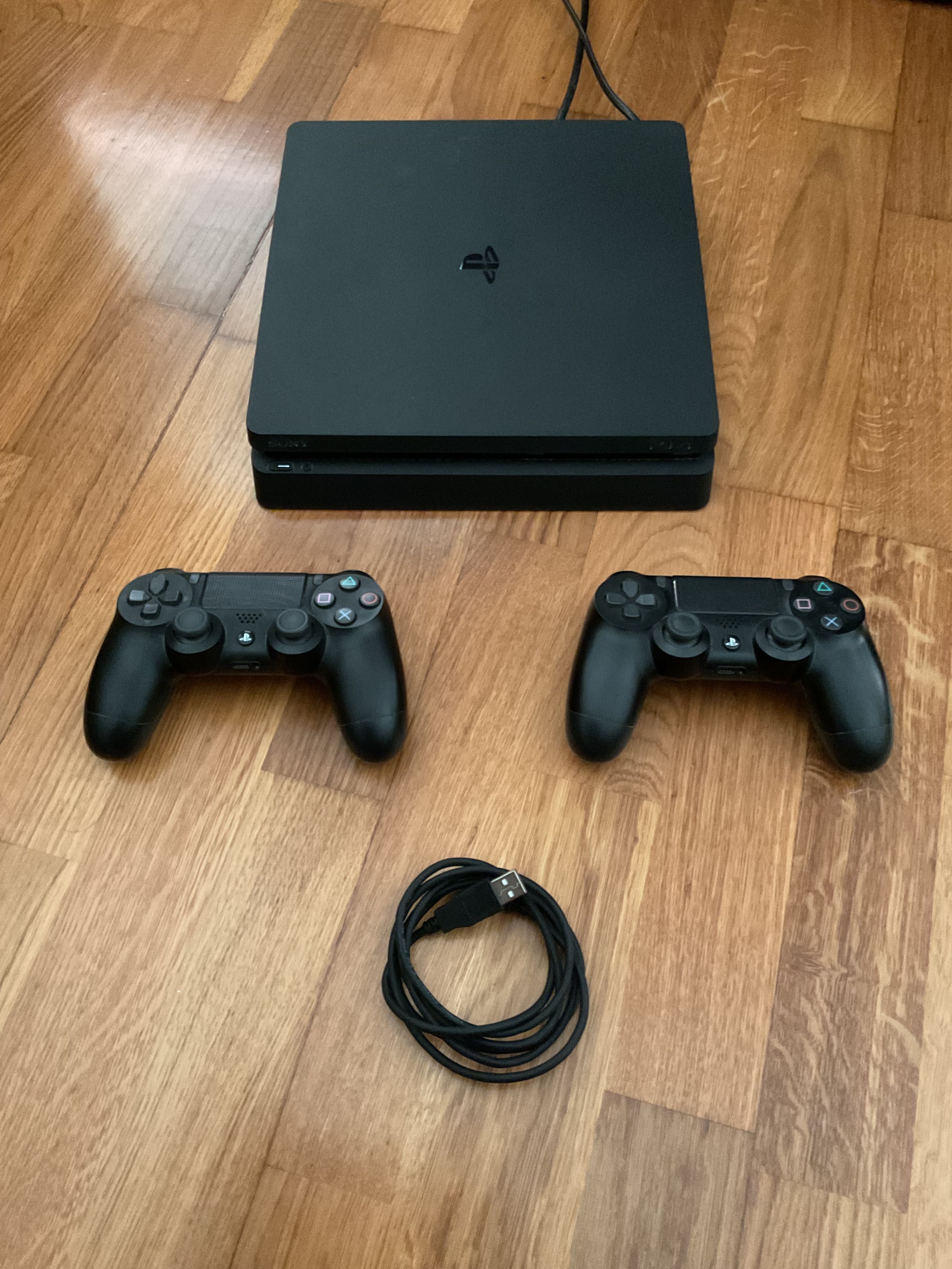 PlayStation 4 | 1 Tb | 2 comandos