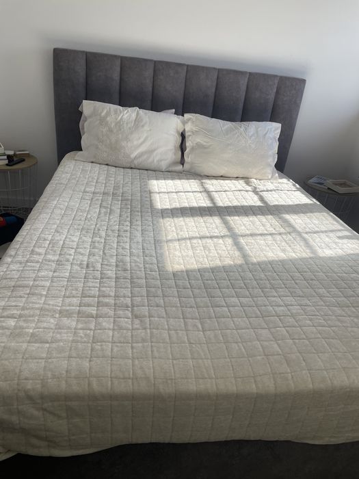 Cama estofada a cinzento
