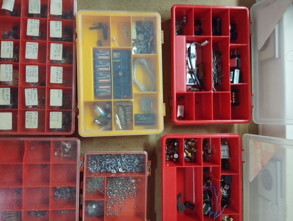 49 caixas com componentes eletrônicos