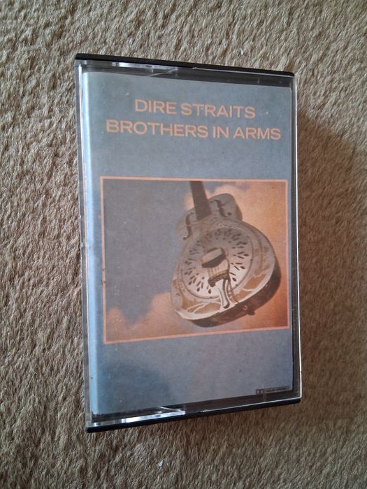 Cassetes de fado e musica clássica e pop rock