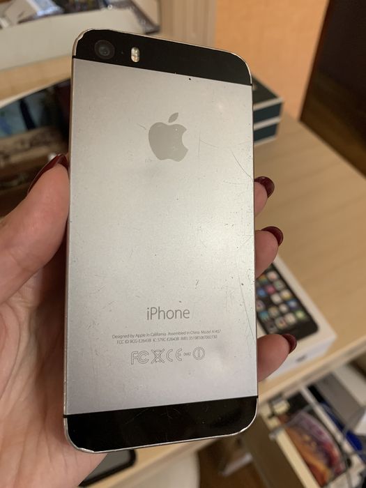 Продам IPhone 5s Spase gray кольору 16 гб