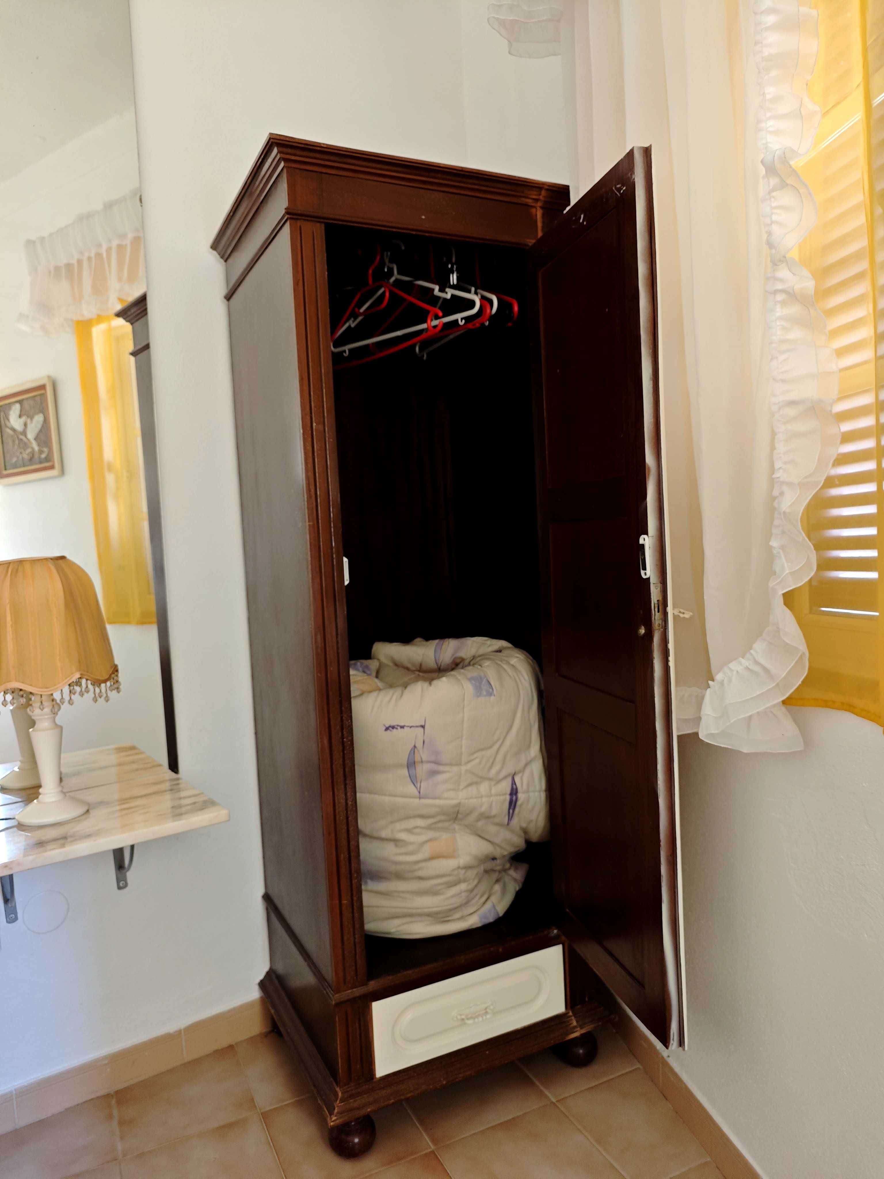 Mobilia de quarto (cama, colchão, cómoda e roupeiro)