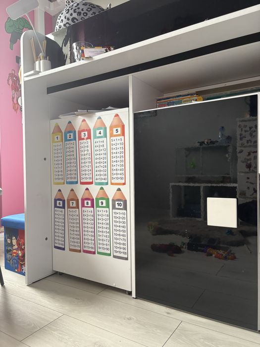 Łóżko piętrowe z biurkiem