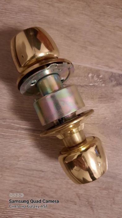 Дверная ручка круглая с замком