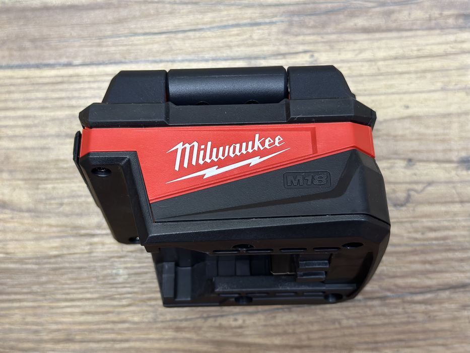 Kompaktowy reflektor składany, lampa naświetlająca Milwaukee M18 ALIS