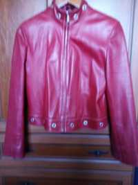 Жіноча куртка червоного кольору